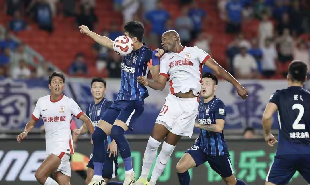 关于转折点武汉三镇复出首秀，意甲关键时刻攻防权衡，赛场秩序良好，团队化学反应显著的信息